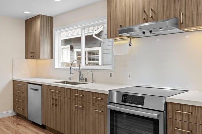 Building Photo - 714 Rockaway Beach Ave