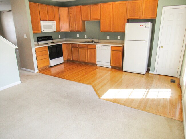 Building Photo - 3 Level Inner Town Home with 1 Car Garage ...