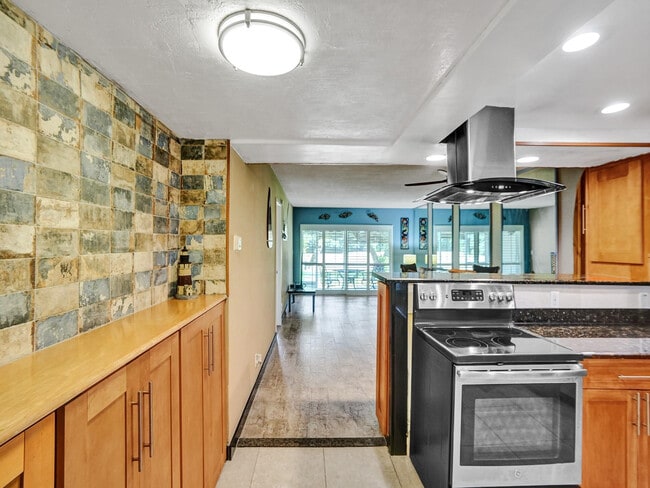 Building Photo - 3150 N Palm Aire Dr