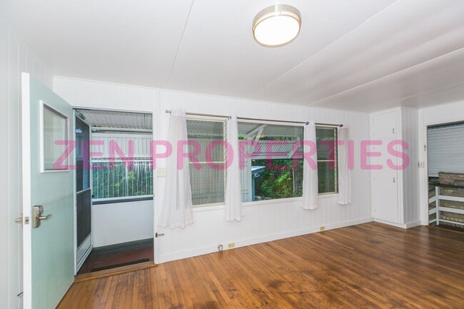 Building Photo - 1555 Moani St