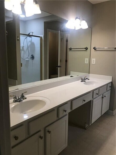 Building Photo - 134 Regent Pl