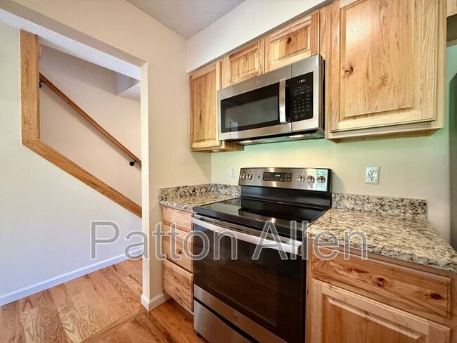 Building Photo - 2 Dawnwood Cir