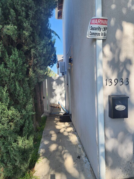 Building Photo - 13933 Cantlay St