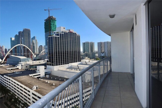 Building Photo - 1750 N Bayshore Dr