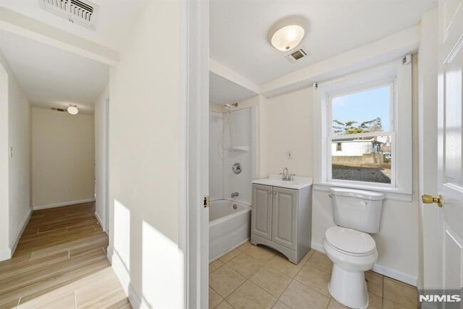 Building Photo - 75 Lakeview Terrace