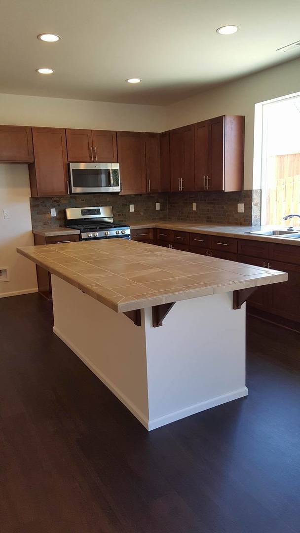 Building Photo - Large 4 bedroom home