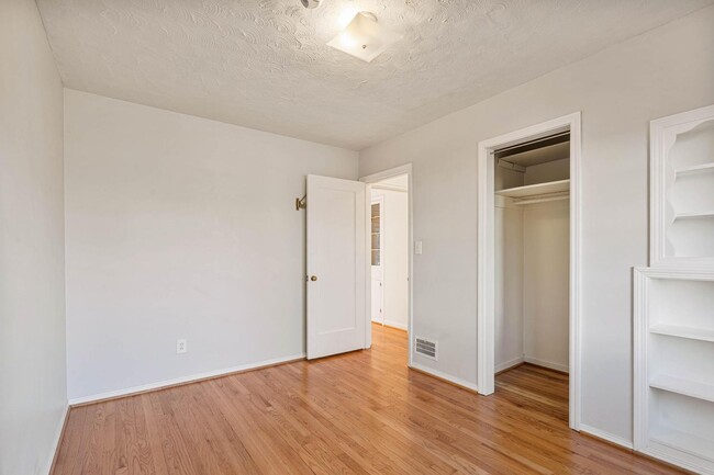 Building Photo - Adorable 2-bdrm/1-bath mid-century modern. Private backyard, sauna, washer/dryer, & more!