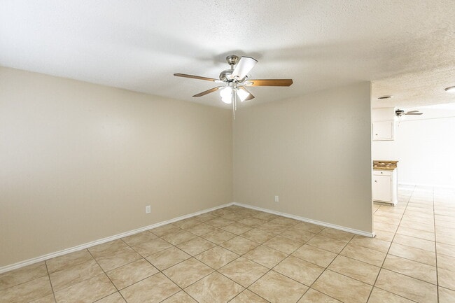 Building Photo - Three Bedroom Home in Quiet Neighborhood