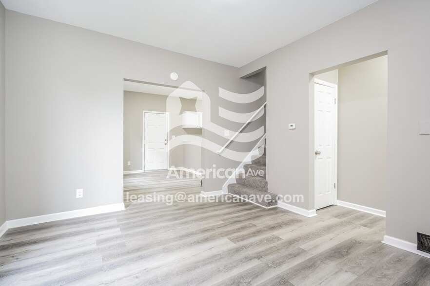 Building Photo - 924 E Dayton St