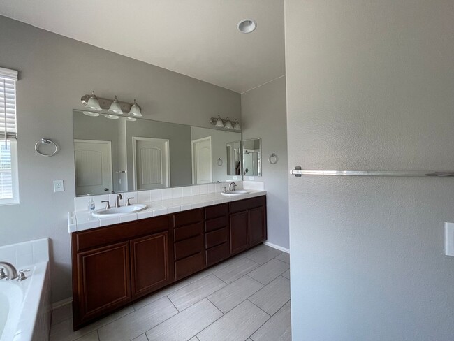 Building Photo - Spacious Chula Vista Home | 2 Car Garage | Pools, Gym & Tennis Courts