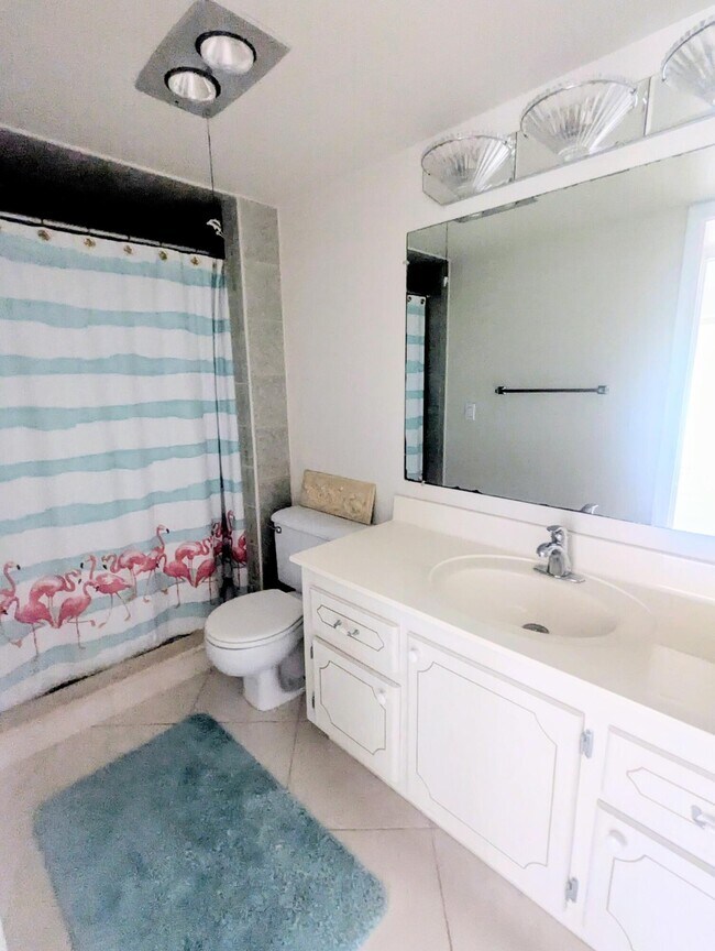 Building Photo - 222 Somerset L