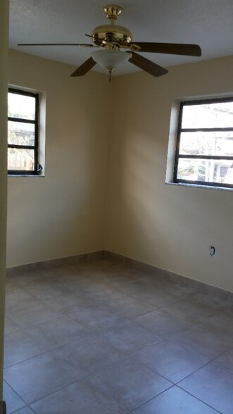 Building Photo - 16 ave 43 Pl