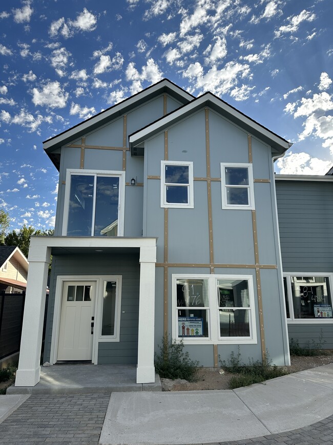 Building Photo - 522 E Heron Park St