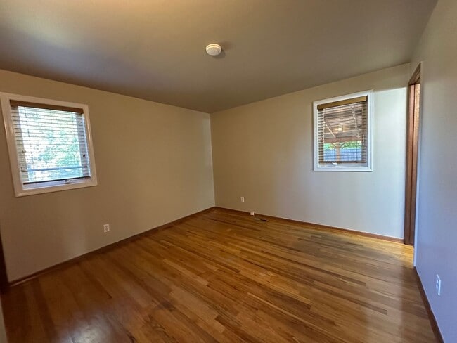 Building Photo - Northwest Area 3 Bedroom 2 Bath Rancher
