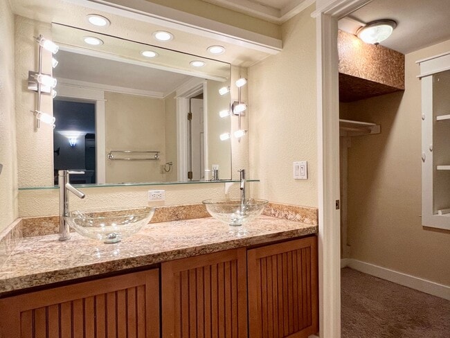 Building Photo - 10340 Fischer Pl NE