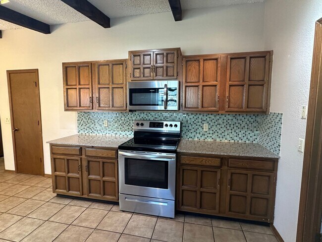 Building Photo - Large single story 4 bedroom