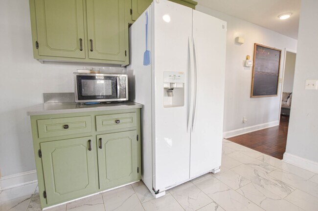 Building Photo - Pet Friendly Five Bedroom!