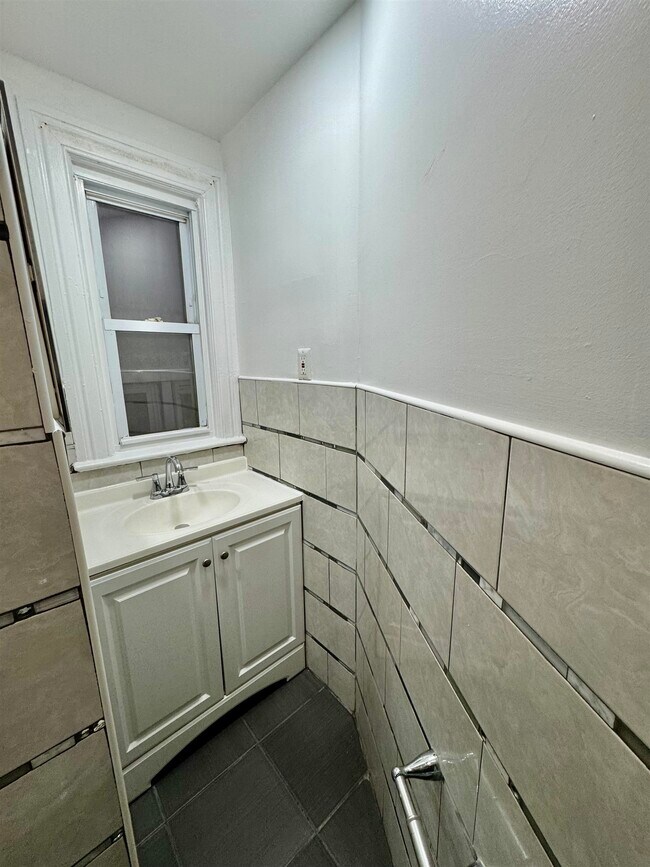 Building Photo - 204 Zabriskie St