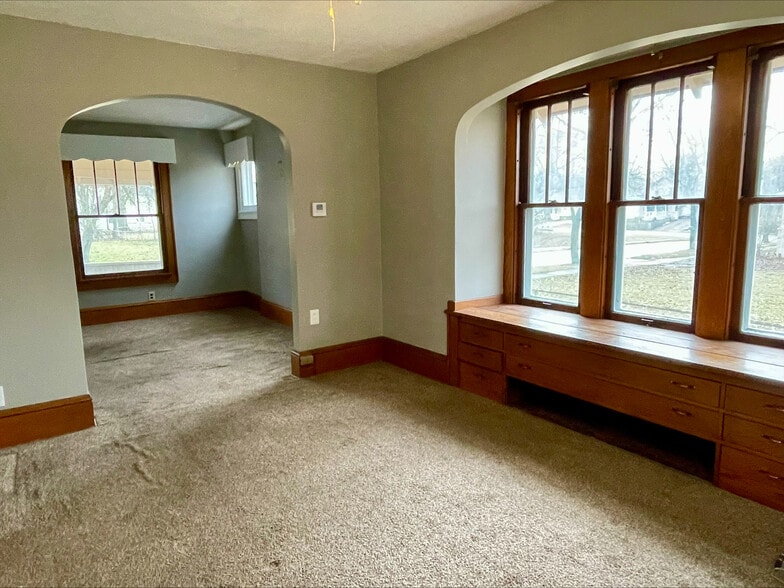 Building Photo - 644 Carpenter St