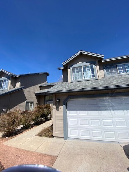 Primary Photo - 4011 E Village Cir
