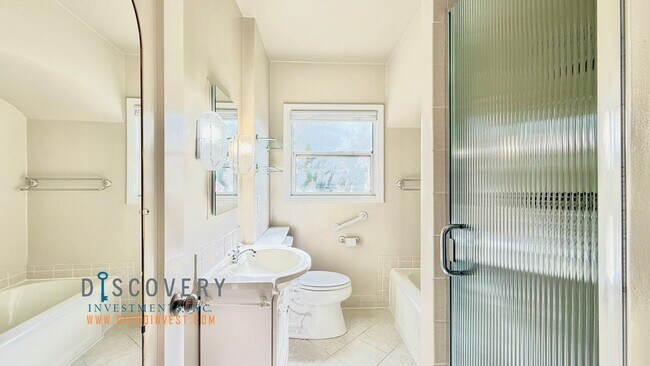 Building Photo - Attractive Mid-Century Modern Dimond Distr...