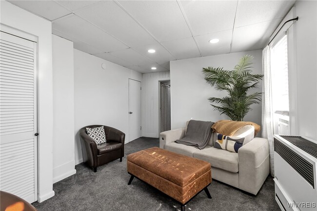 Building Photo - 102 Main St