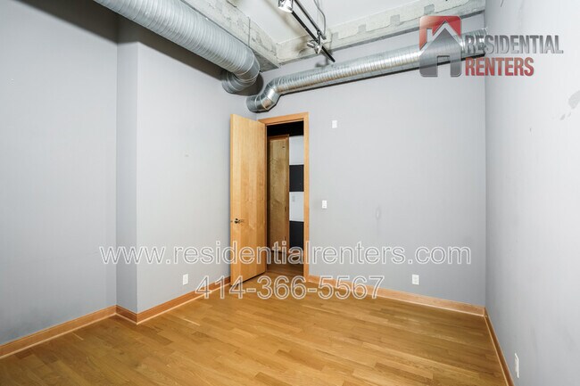 Building Photo - 239 E Chicago St