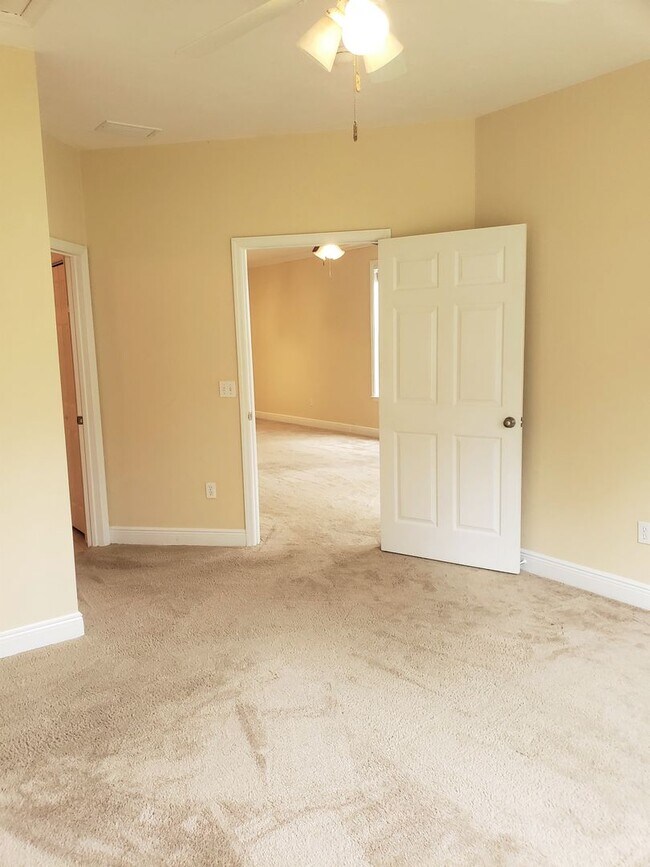 Building Photo - 3 bedroom town home for rent early January...