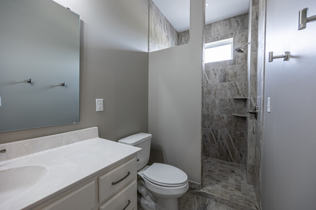 Master bath - 1203 William Pl