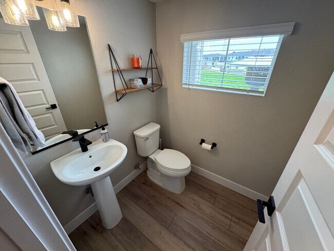 Building Photo - Modern 3-Bed, 2-Bath Townhome with Spaciou...