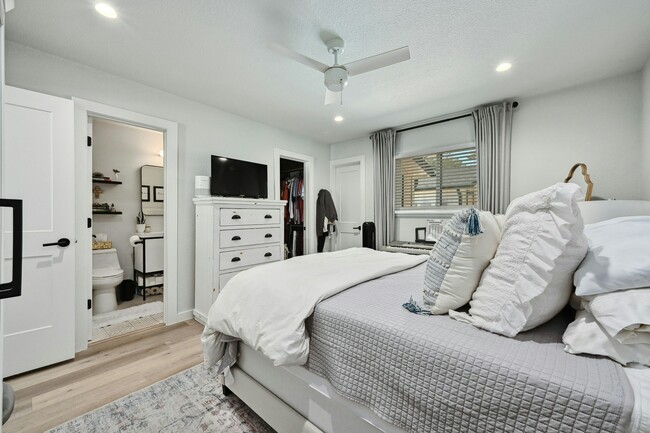 Building Photo - 1215 Hollow Creek Dr