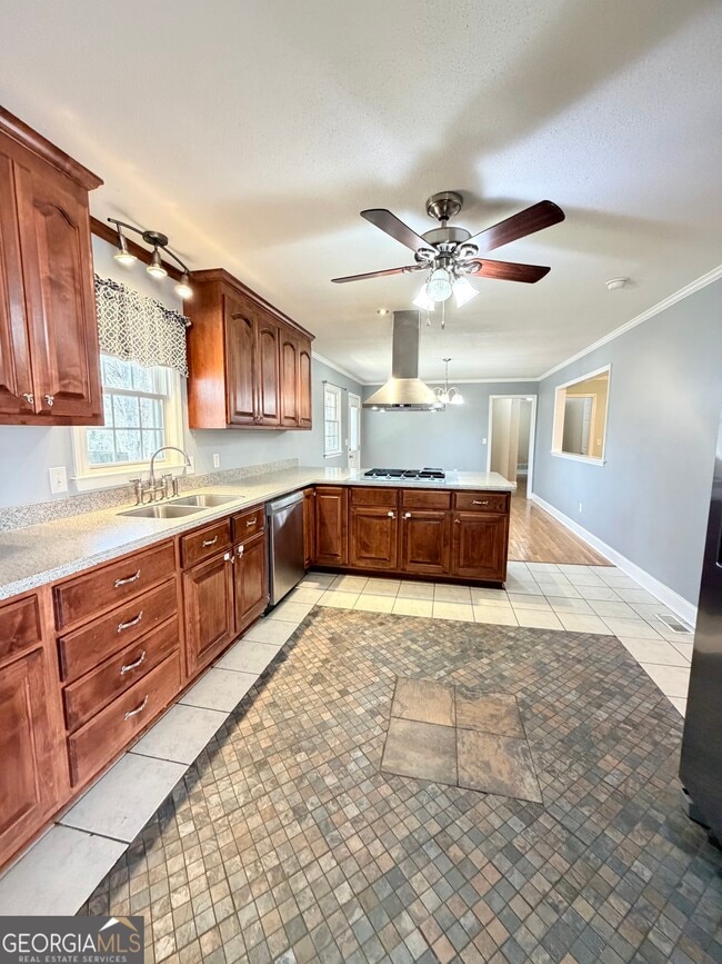 Building Photo - 560 Greencrest Dr