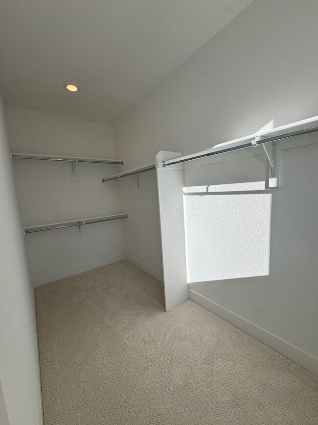 Building Photo - 707 Saddle Dr