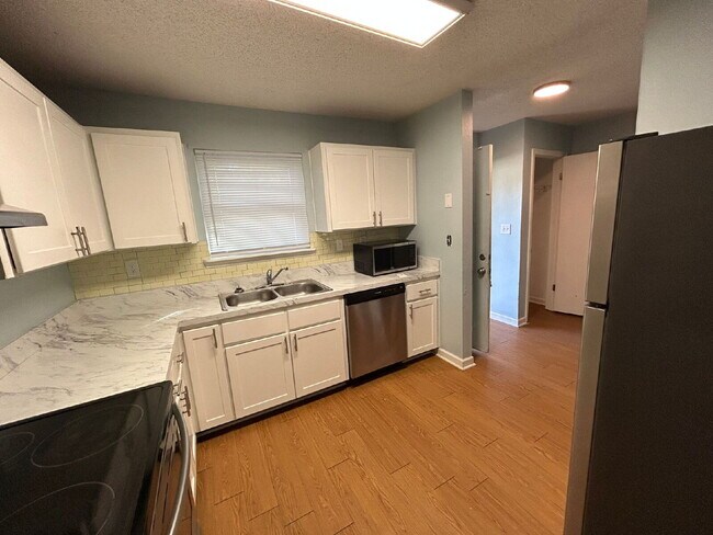 Building Photo - 2BR/1.5BA Townhouse Apartment Conveniently Located!