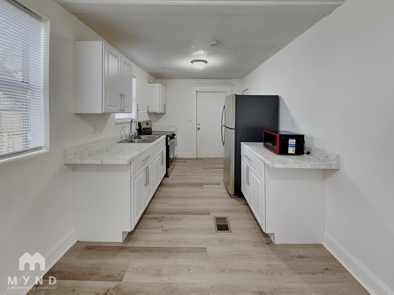 Building Photo - 2184 W 45th St