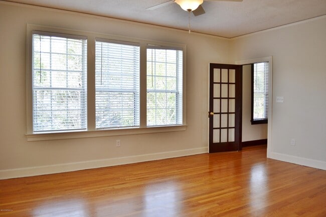 Building Photo - 2262 Myra St