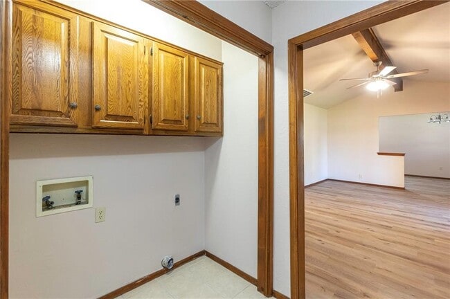 Building Photo - 904 Oakwood Dr