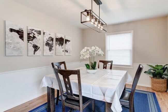 Building Photo - 2421 Saratoga Rd