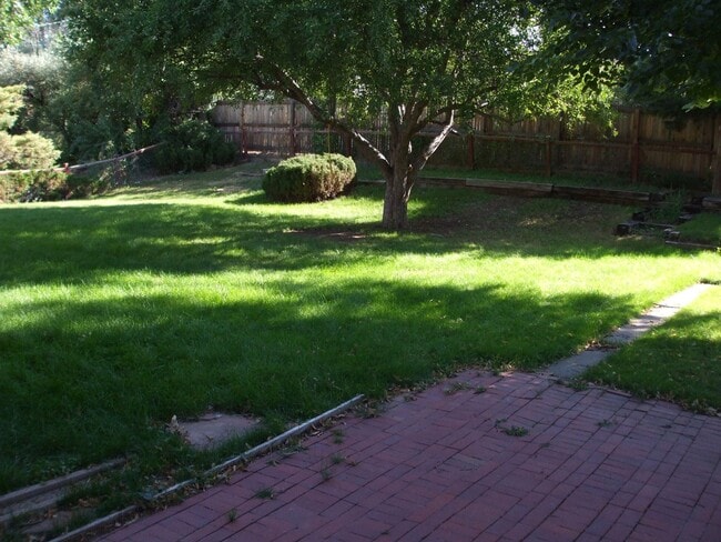 Building Photo - Amazing 3 Bed, 2 Bath Spacious Home with a...