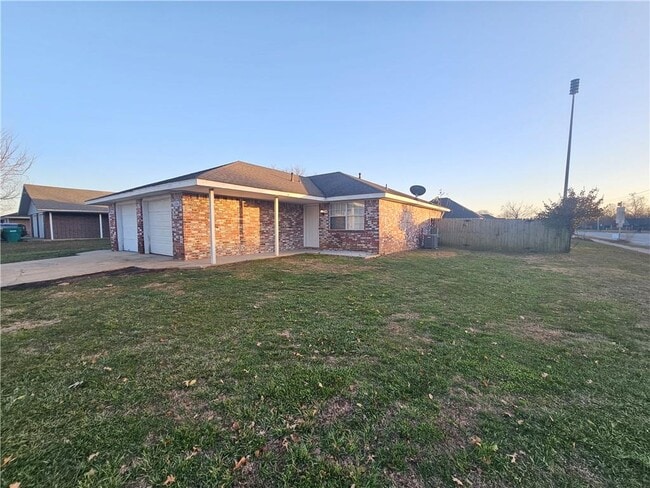 Building Photo - 2326 W Roselawn St