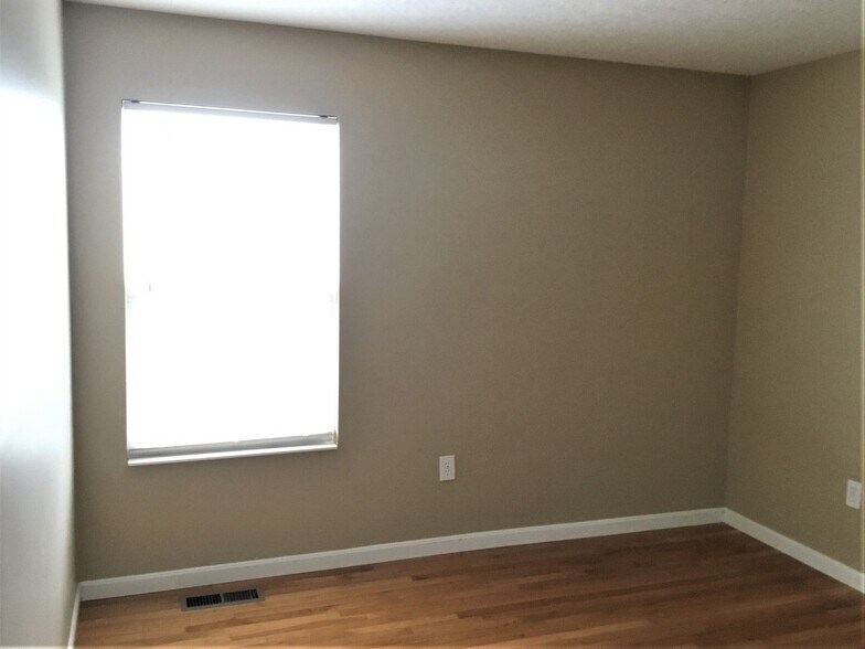 Building Photo - 447 Hartford Ct