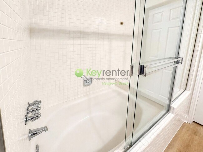 Building Photo - Beautifully renovated single-level condo in gated Newport Baycrest