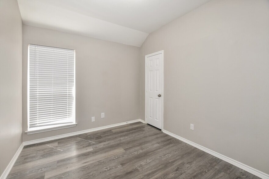Building Photo - 717 Rockett Ln