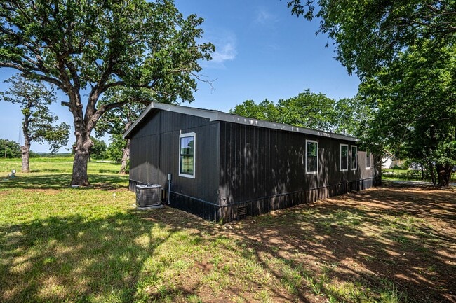 Building Photo - 4 Bedroom 2 Bath