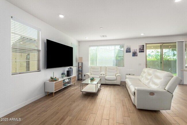 Building Photo - 5747 S Labelle