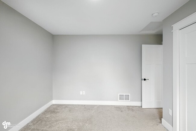 Building Photo - Charming & Updated 4BD/2.5BA!