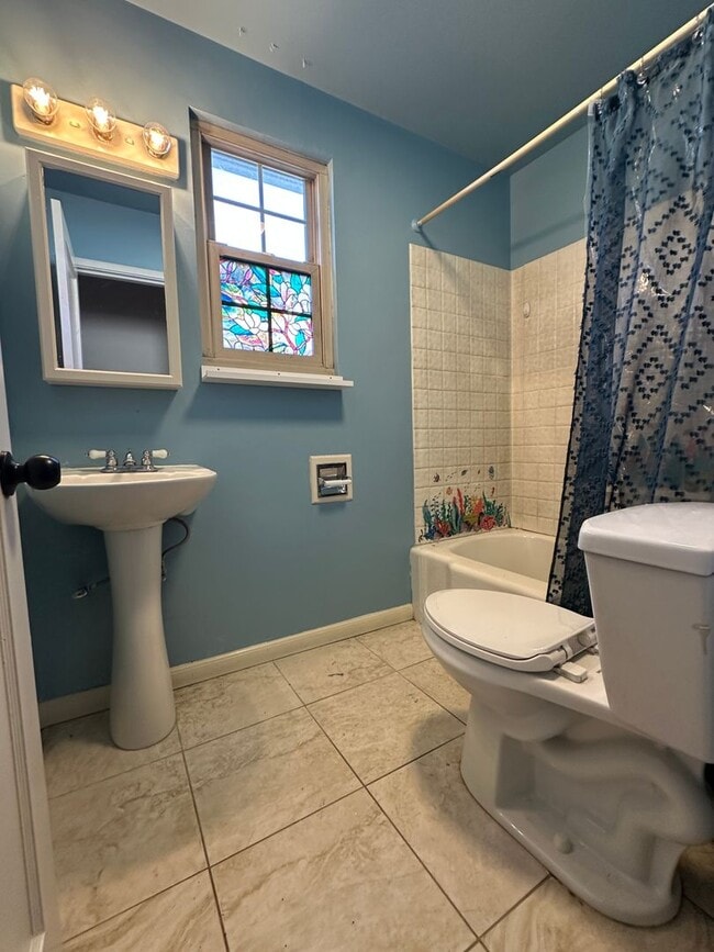 Building Photo - Lovely 3 Bed, 1 Bath with large backyard