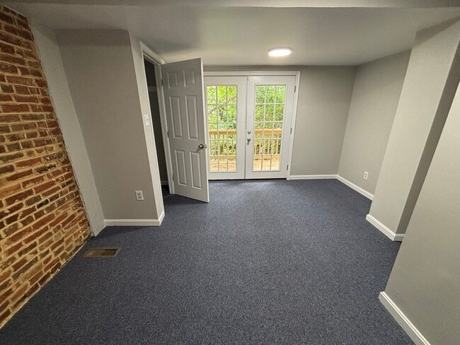 Building Photo - 2 bedroom home with Balcony