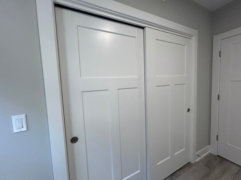 Building Photo - 1131 Oak Ave