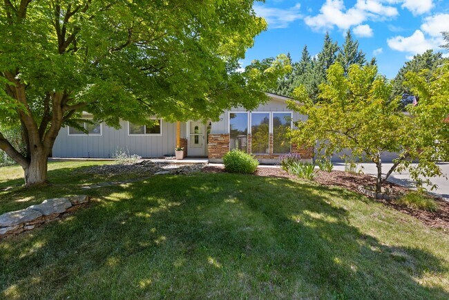 Building Photo - Home Sweet Home in Exclusive Warm Springs Mesa